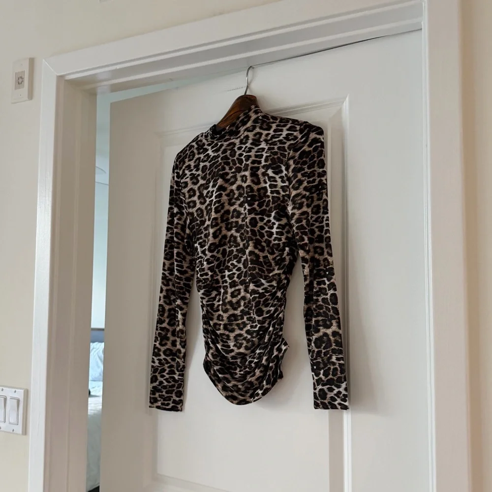 Farm Rio Leopard Print Natural Skin Jersey Blouse - Picture 5 of 7